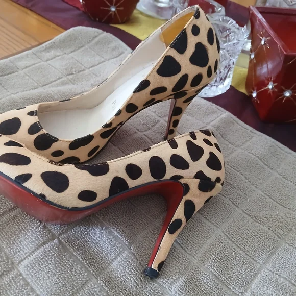 Christian Louboutin Spotted Black and Tan Heels - Picture 4 of 10